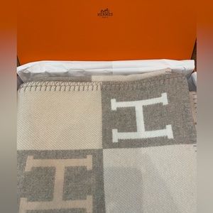 New in Box. Hermes Avalon Blanket. Coco/Beige color block.